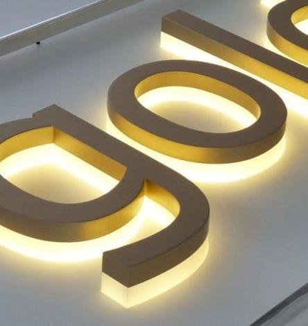Letras corpóreas retroiluminadas en Ibiza